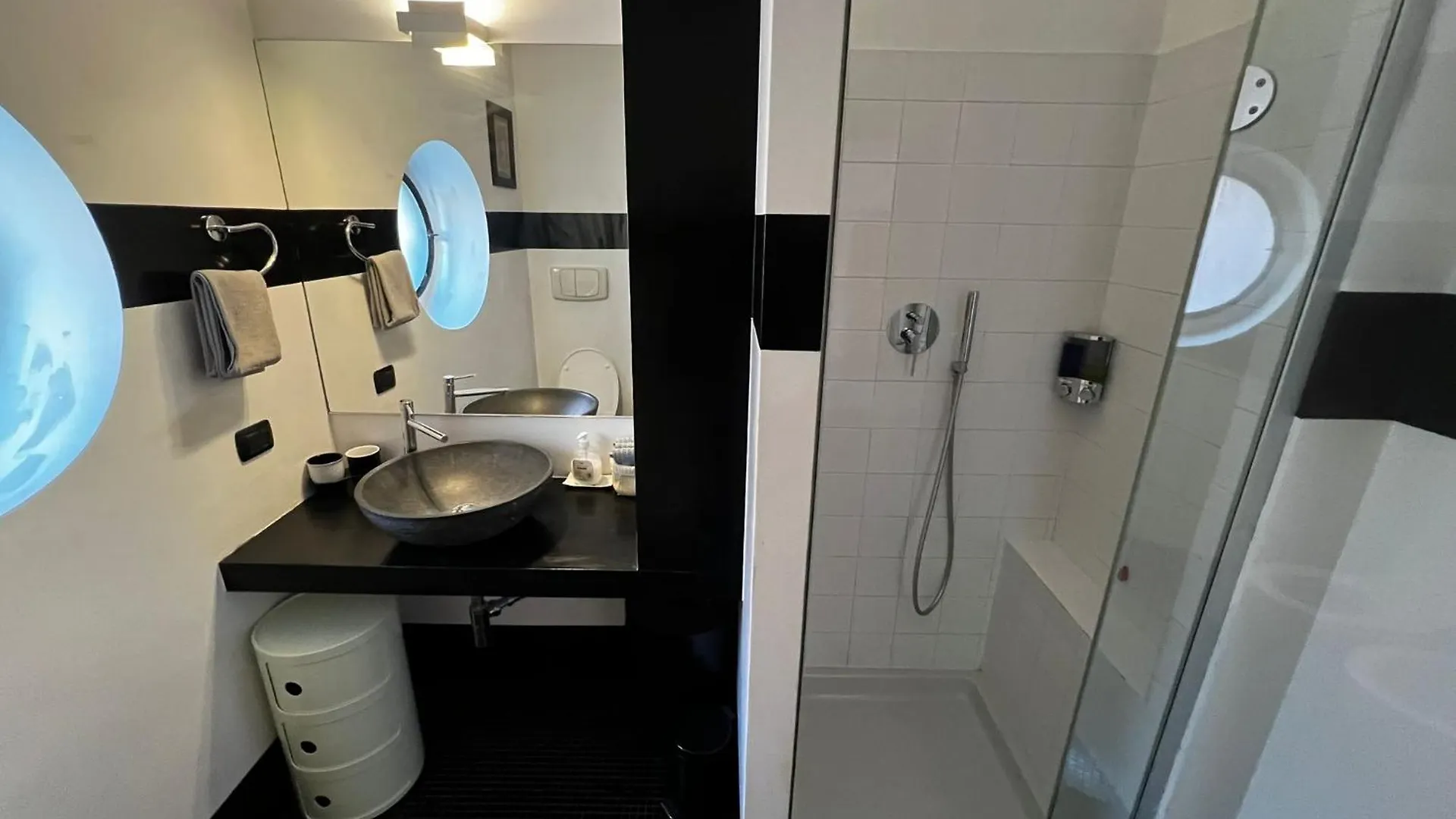 Apartment Guzzo B - Elegant Flat With Balcony At Bolivar M4 Metro Milan Italy